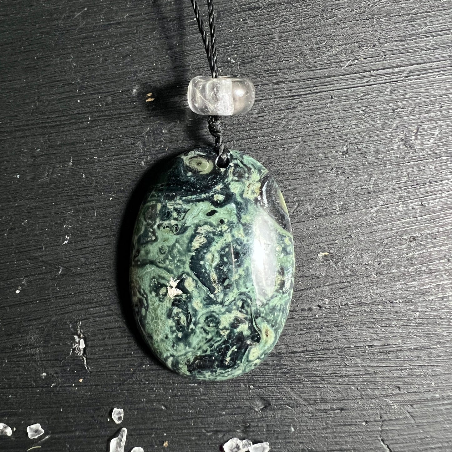 Kambaba Jaspis | oval flach | Bergkristall Perle | dunkelgrün | kreisförmige Muster | Happy Minerals