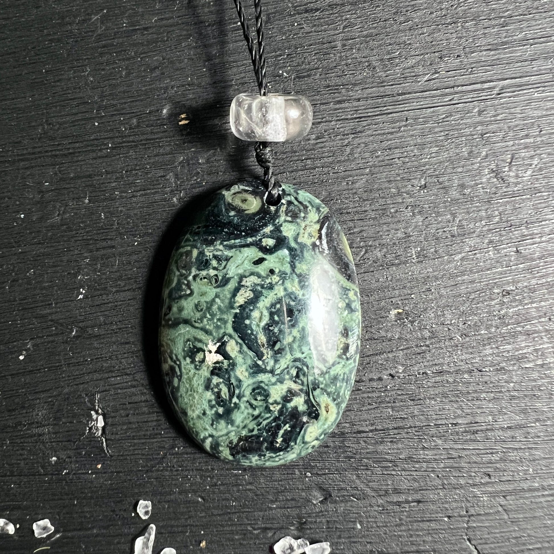 Kambaba Jaspis | oval flach | Bergkristall Perle | dunkelgrün | kreisförmige Muster | Happy Minerals
