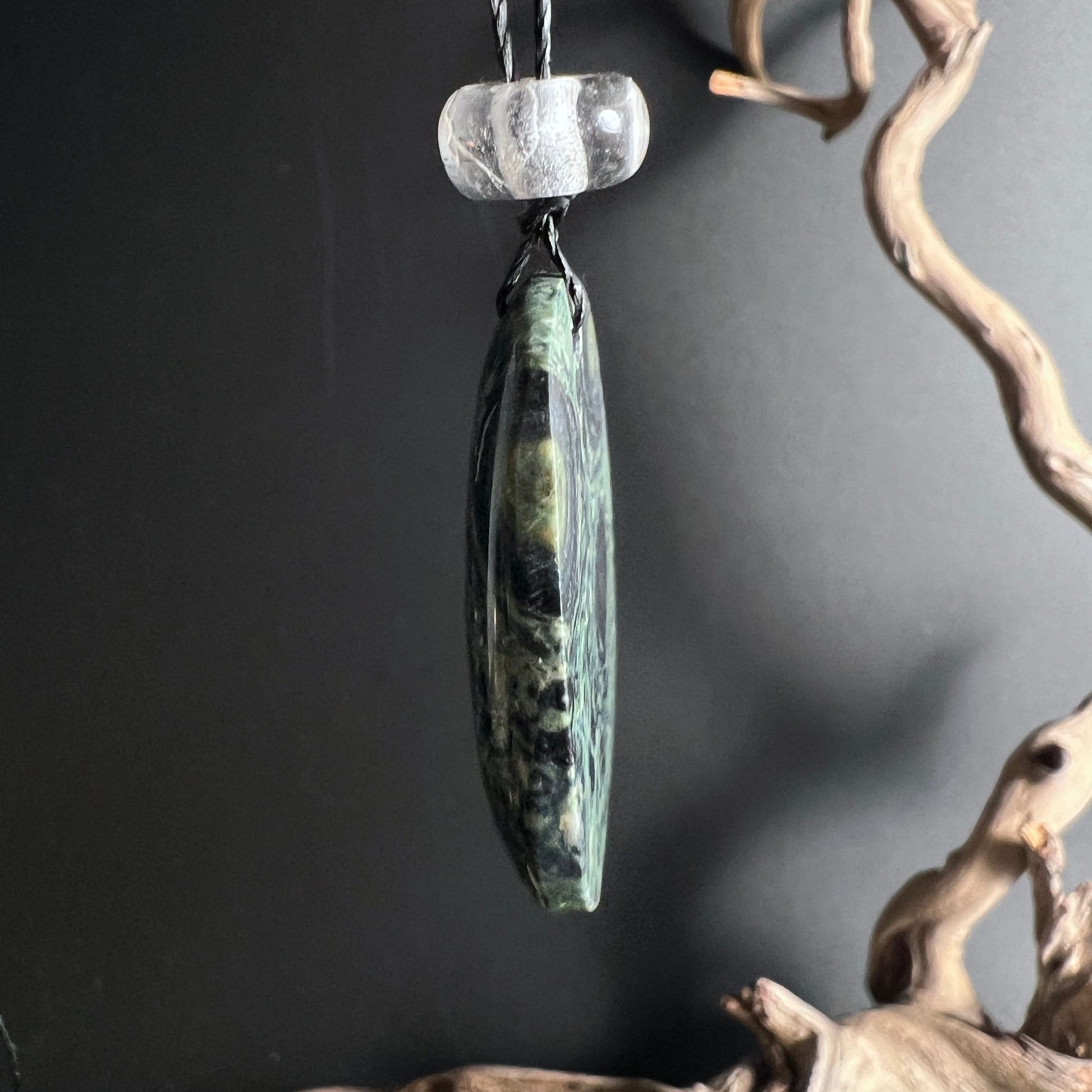 Kambaba Jaspis | Seitenansicht | längliche Form | Bergkristall Perle | natürliche Maserung | Happy Minerals