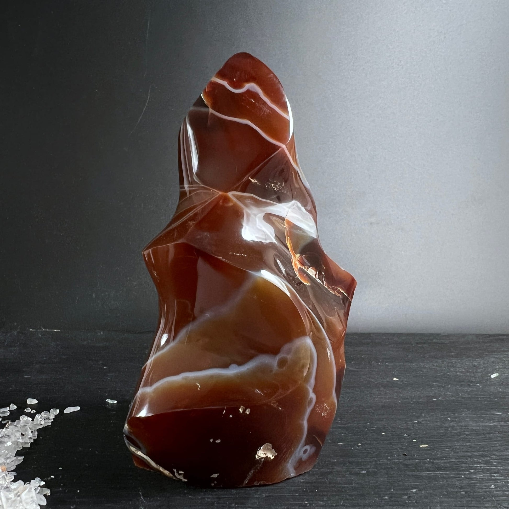 Karneol Flamme Unikat | seitliche Ansicht | glänzend poliert | weiße Maserung | Happy Minerals