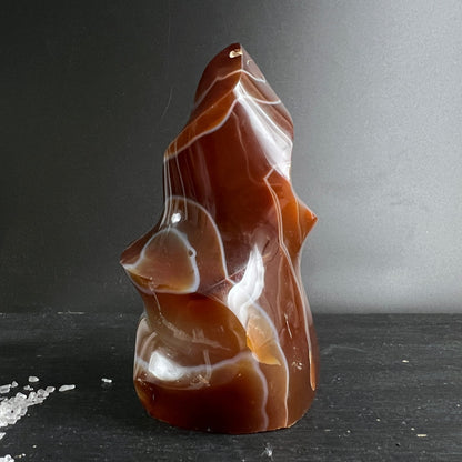 Karneol Flamme Madagaskar | Rückseite | warmes Braun-Rot | geschwungene Bänder | Happy Minerals