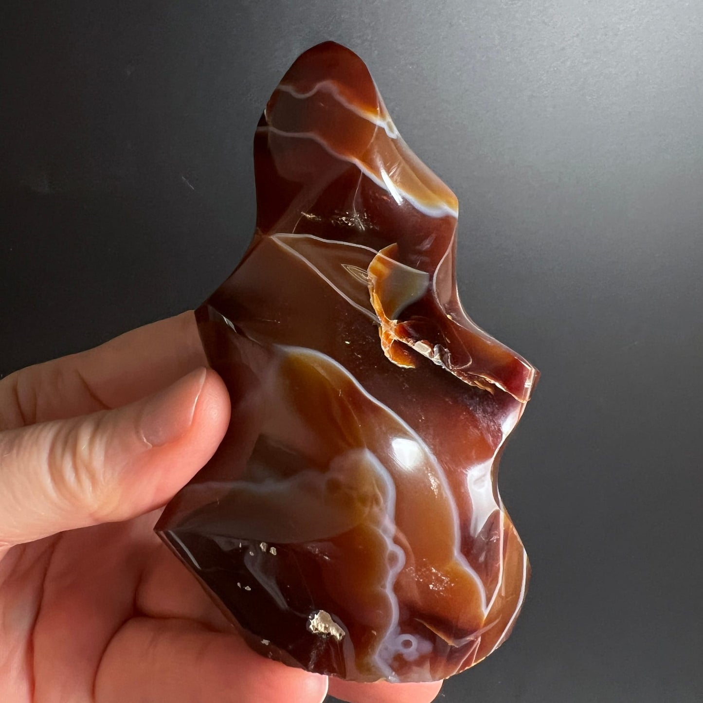 Karneol Flamme in der Hand | Detailansicht | honigbraune Einschlüsse | weiße Linien | Happy Minerals