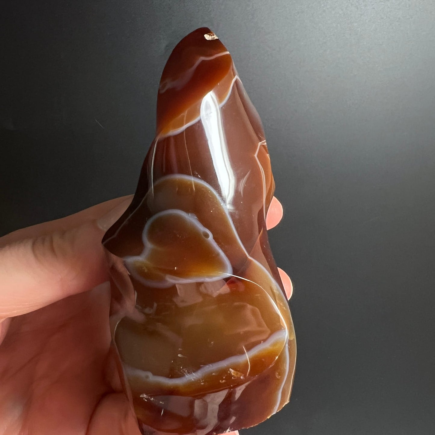 Karneol Flamme Nahaufnahme Spitze | cremeweiße Bänder | transparente Zonen | Unikat | Happy Minerals