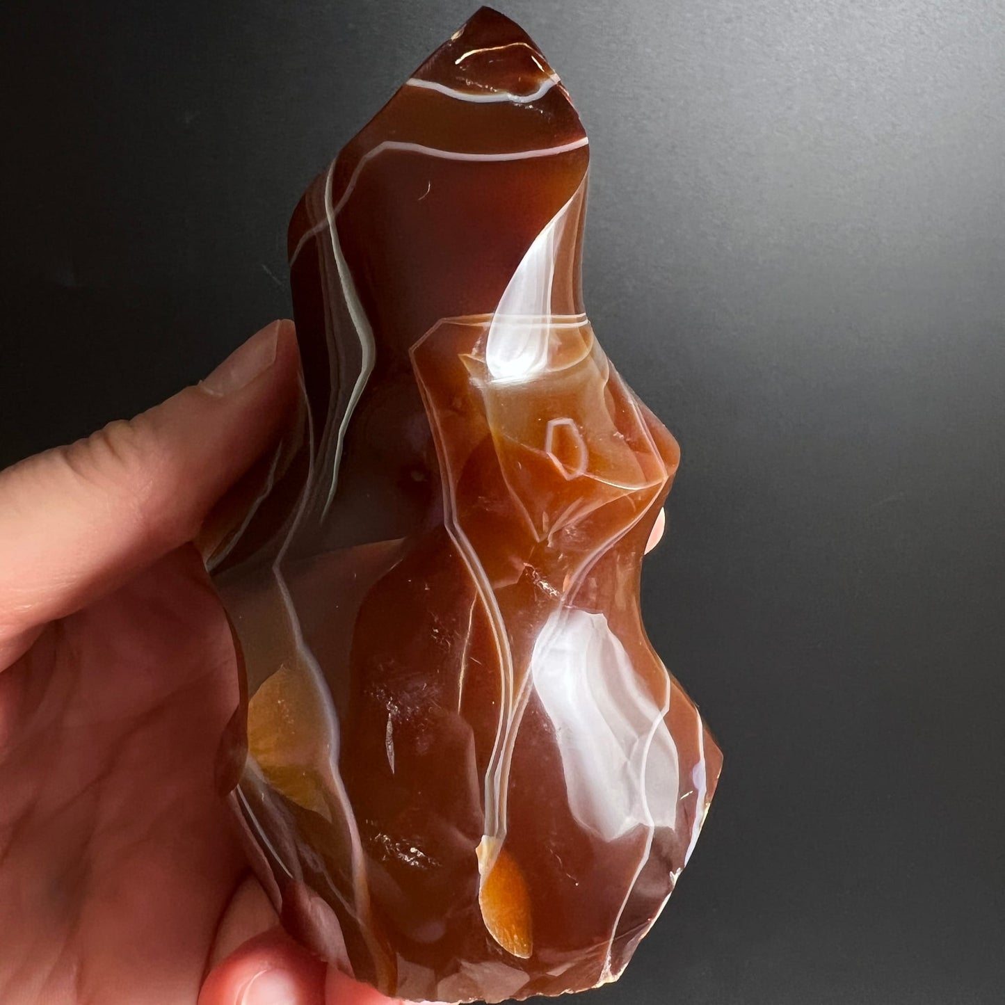 Karneol Flamme von vorne gehalten | feurige Rostrot-Töne | elegante Maserung | Madagaskar | Happy Minerals