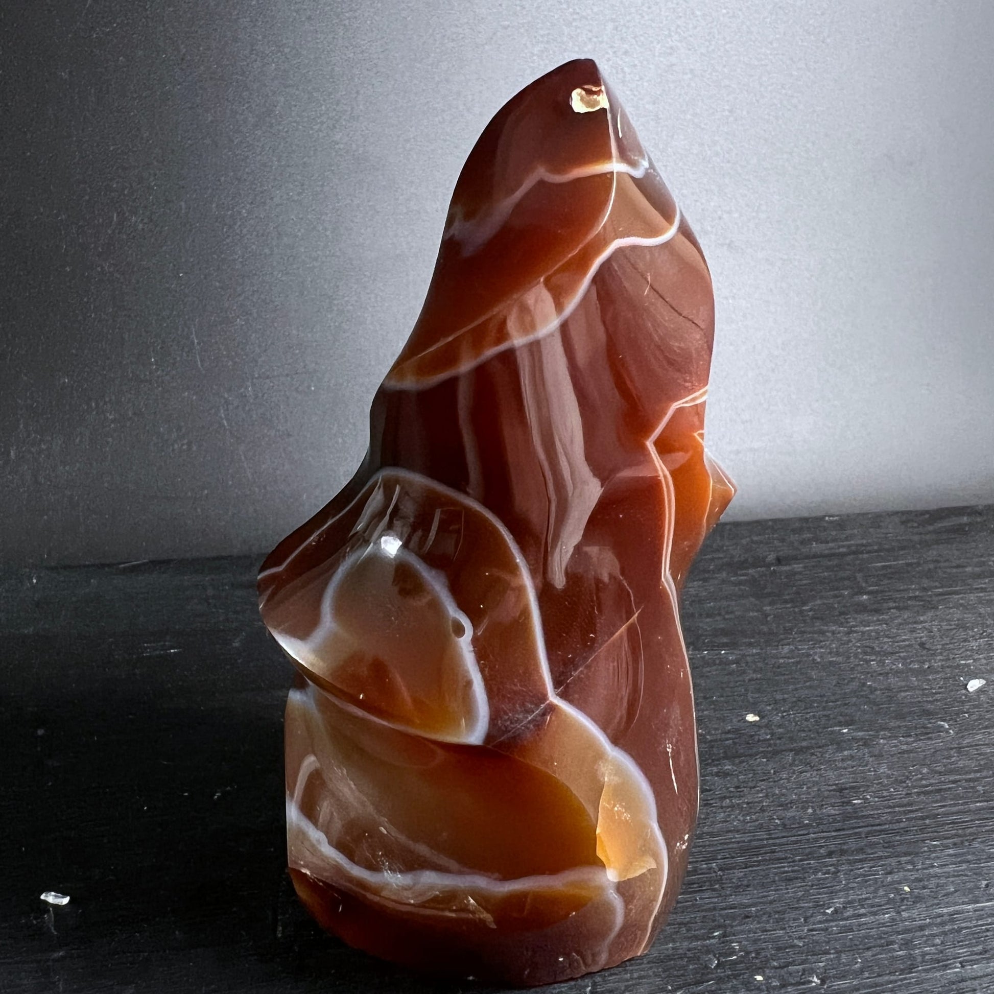 Karneol Flamme Madagaskar | Gesamtansicht stehend | dramatisches Licht | Unikat | Happy Minerals