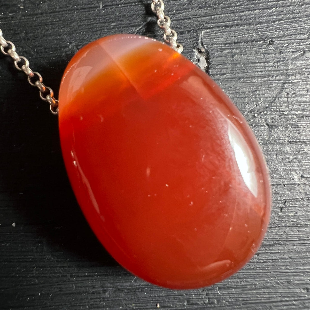 Karneol Kettenanhänger | dunkler Untergrund | warme Rottöne | Madagaskar Stein | Happy Minerals