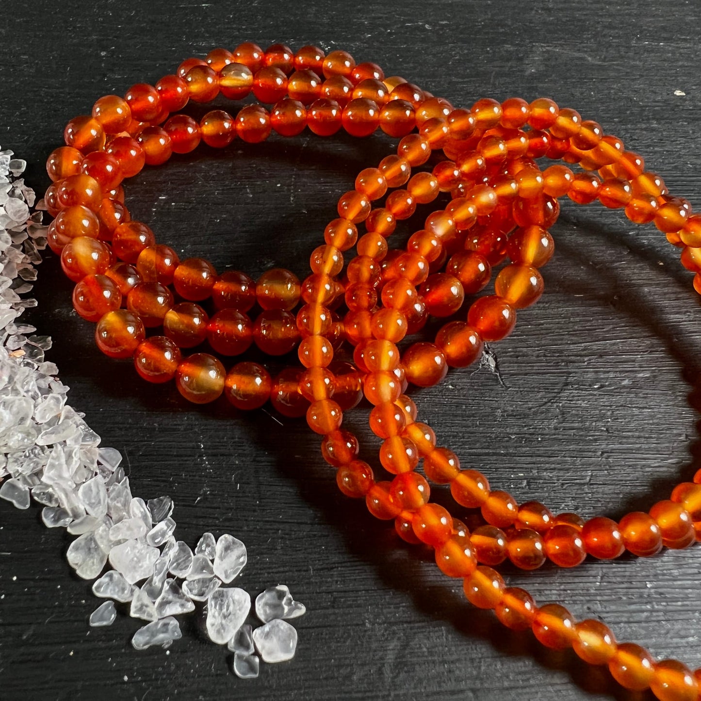 Karneol Kugeln | leuchtend orange-rot | lange Perlenstränge | Bergkristall-Splitter | Happy Minerals