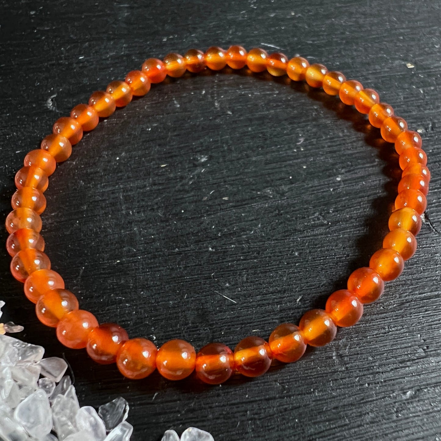 Karneol Armband | glühend orange | rund aufgelegt | schwarzer Schiefer | Bergkristall | Happy Minerals