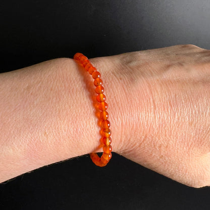 Karneol Armband | tiefes Feuer-Orange | am Handgelenk | kleine Kugeln 4mm | Happy Minerals