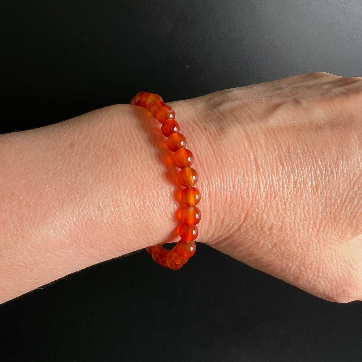 Karneol Armband 6mm | leuchtendes Orange-Rot | getragen am Handgelenk | Brasilien | Happy Minerals