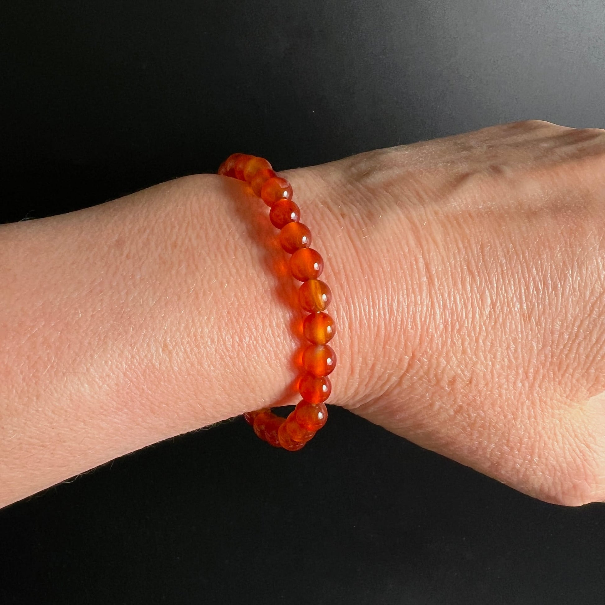 Karneol Armband 6mm | leuchtendes Orange-Rot | getragen am Handgelenk | Brasilien | Happy Minerals