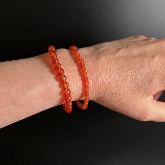 Karneol Armbänder | 4mm & 6mm Vergleich | beide am Handgelenk | feuriges Orange | Happy Minerals