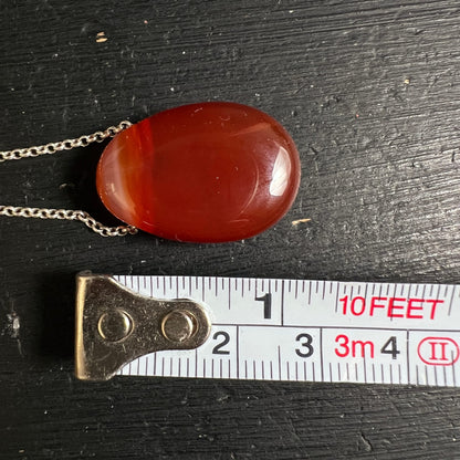 Karneol mit Maßband | Größenvergleich | Tropfenform | Silberkette | Happy Minerals