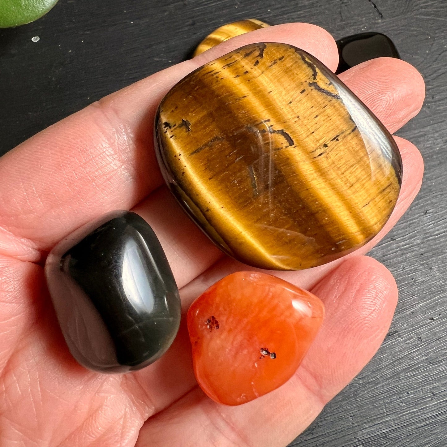 Karneol Tigerauge Regenbogenobsidian | Trommelsteine in Hand | Groessenvergleich natuerliche Farben | Happy Minerals