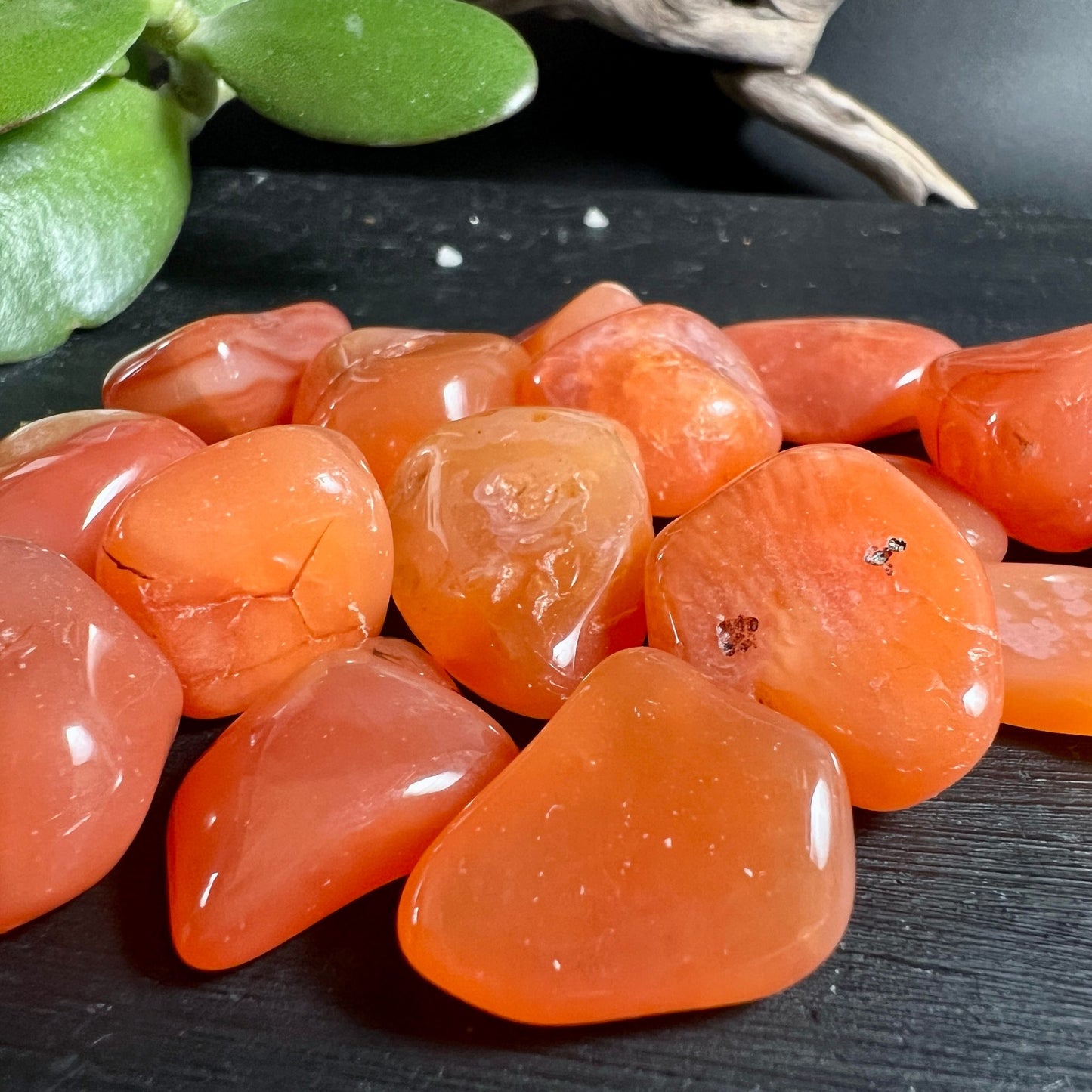 Karneol Trommelsteine | Botswana | Detailaufnahme | orange-rote Maserung | polierte Oberfläche | Happy Minerals