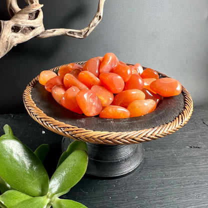 Karneol Trommelsteine | Botswana | Korb-Präsentation | warme orange Töne | Heilstein-Kollektion | Happy Minerals