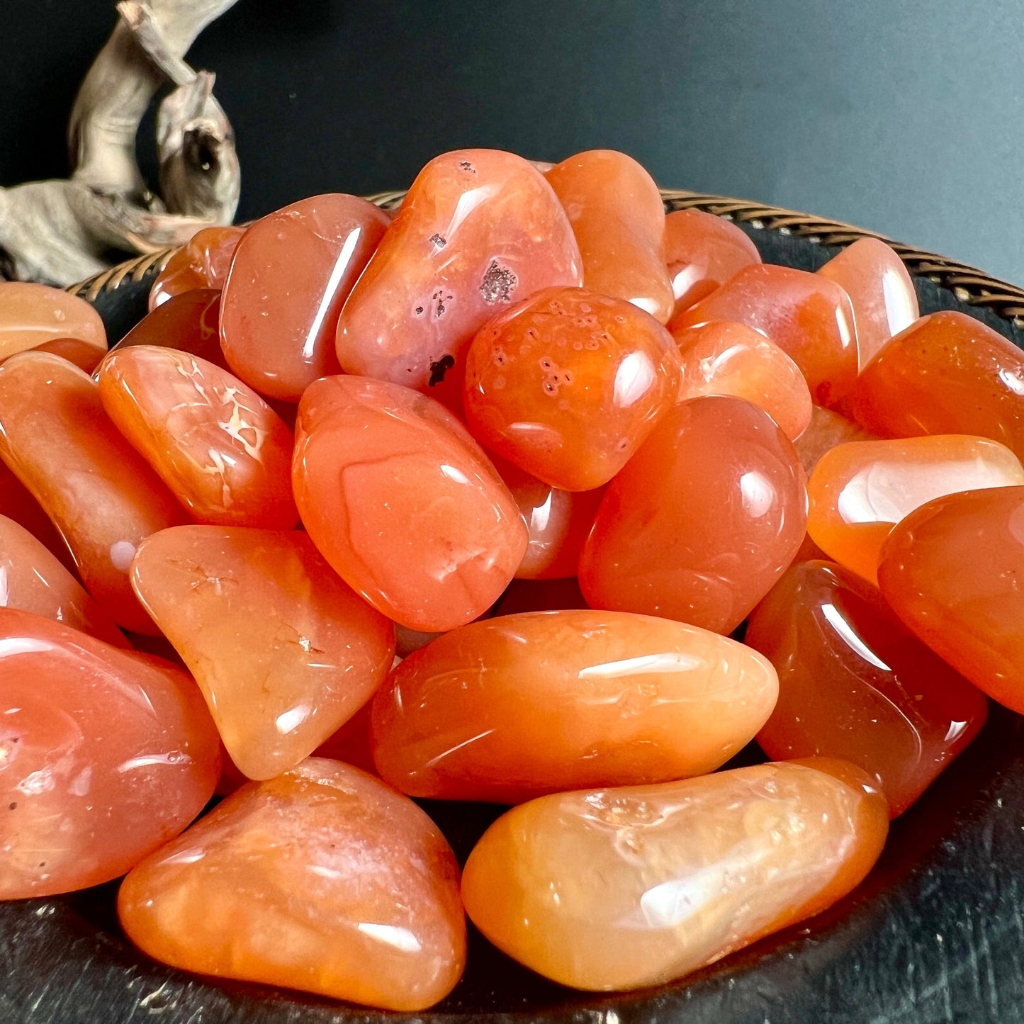 Karneol Trommelsteine | Botswana | Nahaufnahme | leuchtend orange | natürliche Einschlüsse | Happy Minerals