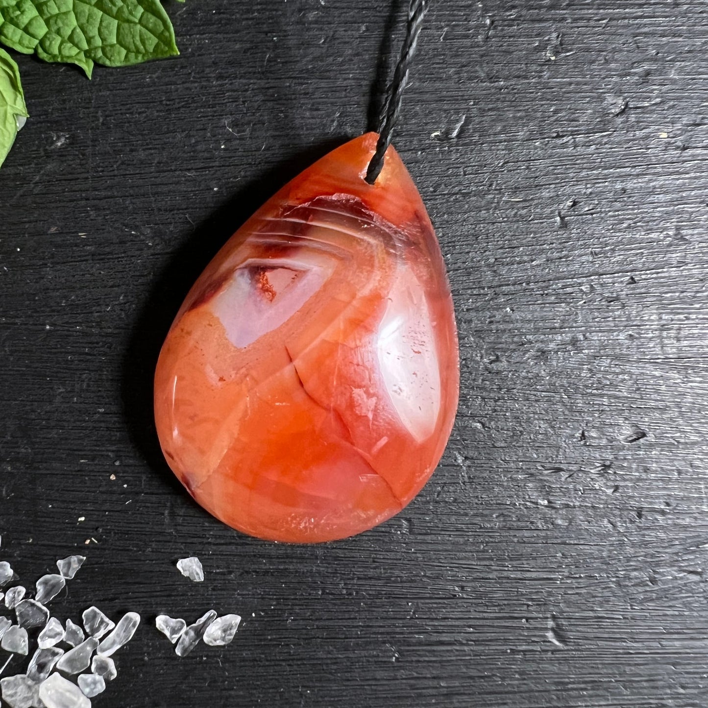 Karneol | Tropfen-Anhänger | orange-rote Bänderung | Madagaskar | Unikat | Happy Minerals
