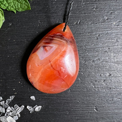 Karneol | Tropfen-Anhänger | orange-rote Bänderung | Madagaskar | Unikat | Happy Minerals