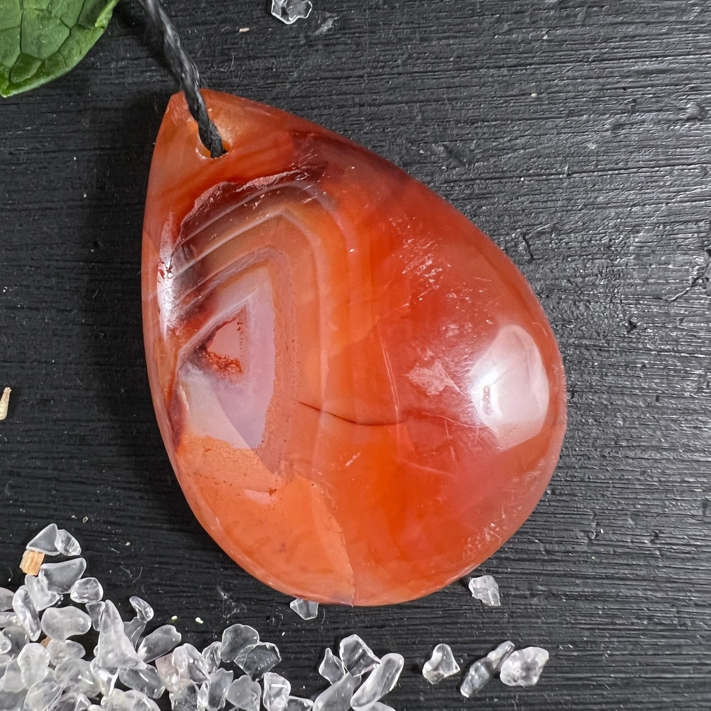 Karneol | Tropfen | warme Rottöne | Achatstreifen | Blattdeko | Happy Minerals