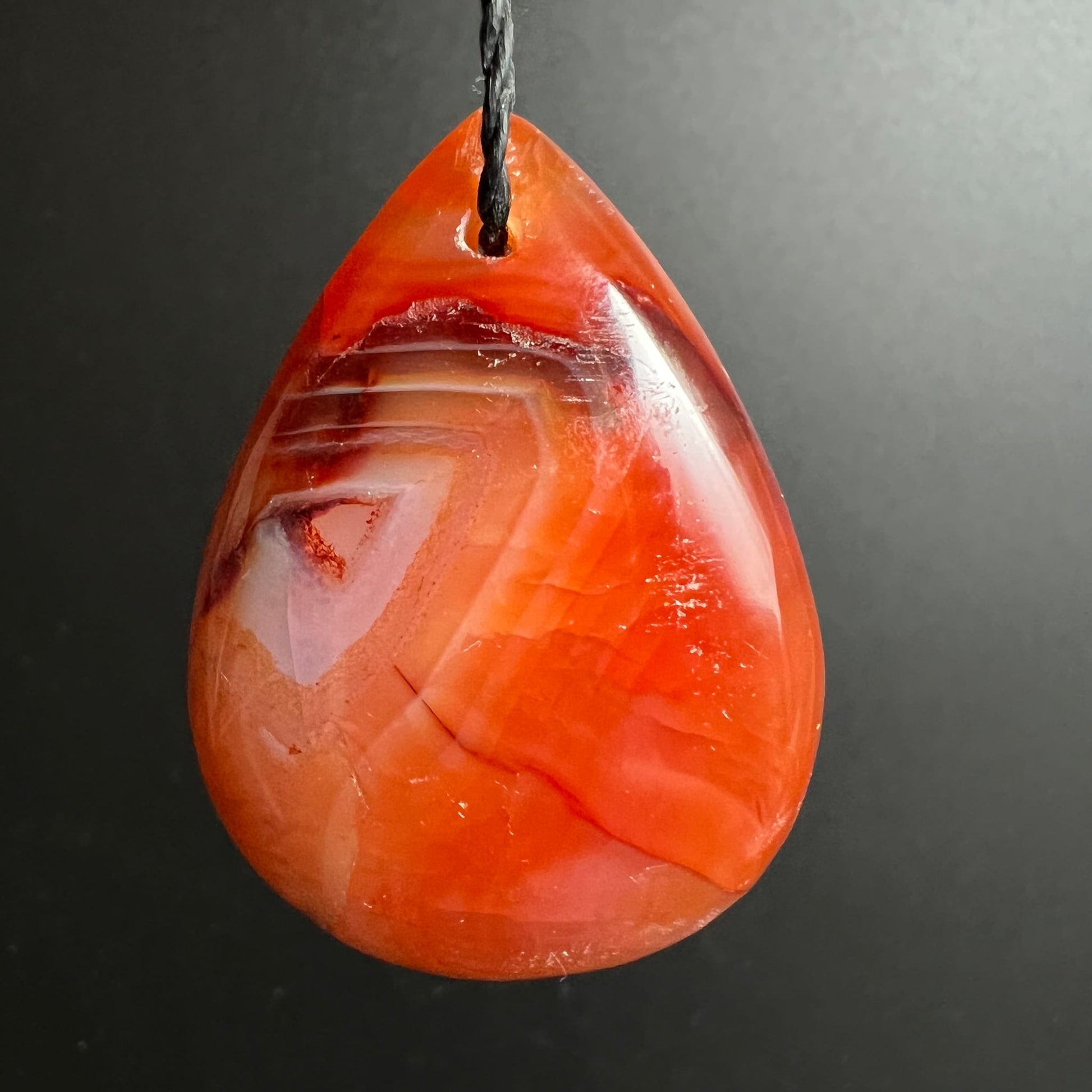 Karneol-Anhänger | hängend | feine Bänderung | transluzent | Happy Minerals