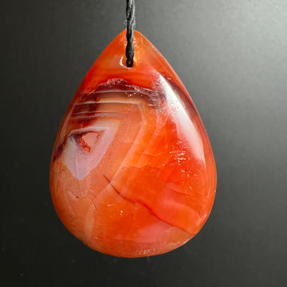 Karneol-Anhänger | hängend | feine Bänderung | transluzent | Happy Minerals