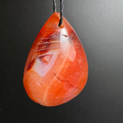 Karneol | Tropfenform | Lichtspiel | orange-rötliche Streifen | Happy Minerals
