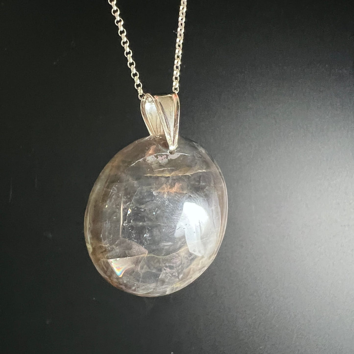 Runder Mondstein Cabochon Anhänger, oval poliert, transparent mit inneren Rissen und Regenbogenreflexen, Silberfassung | Happy Minerals