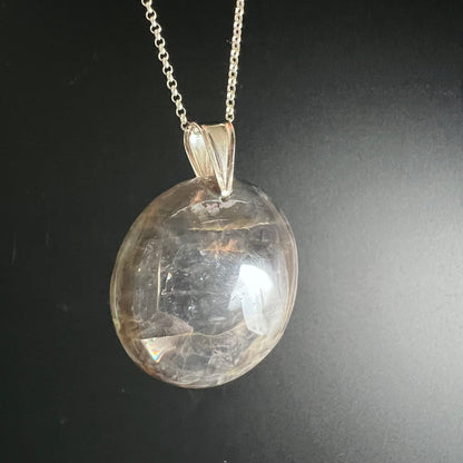 Runder Mondstein Cabochon Anhänger, oval poliert, transparent mit inneren Rissen und Regenbogenreflexen, Silberfassung | Happy Minerals