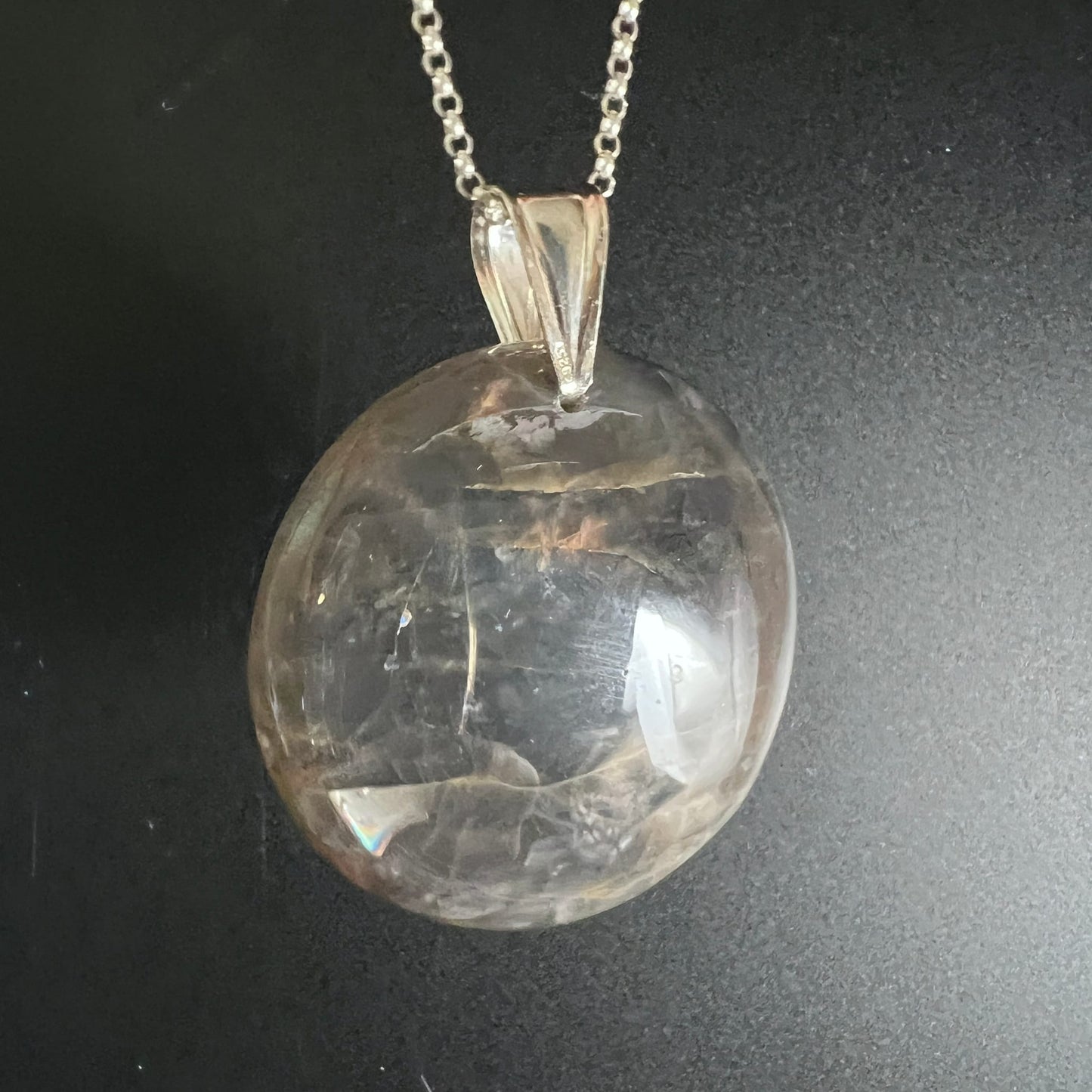 Mondstein Cabochon-Anhänger, oval poliert, mit inneren Rissen, Regenbogenreflexen und rauchigen Schleiern, Silberfassung | Happy Minerals