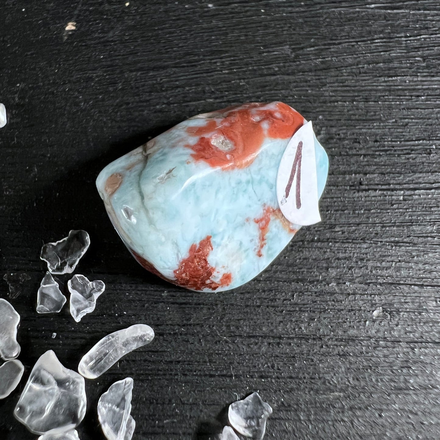 Larimar Trommelstein Variante 1 | rot-orange Einschlüsse | himmelblaue Maserung | Happy Minerals
