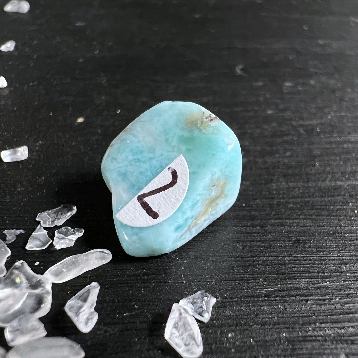 Larimar Trommelstein Variante 2 | leuchtendes Türkis | wolkige Zeichnung | Happy Minerals