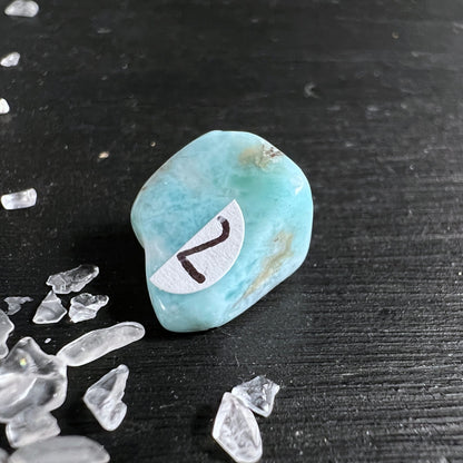 Larimar Trommelstein Variante 2 | leuchtendes Türkis | wolkige Zeichnung | Happy Minerals