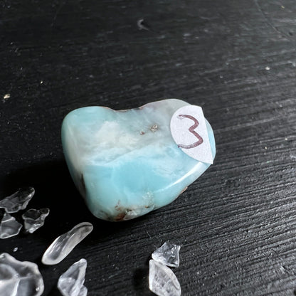 Larimar Trommelstein Variante 3 | herzförmige Kontur | zartes Hellblau-Weiß | Happy Minerals