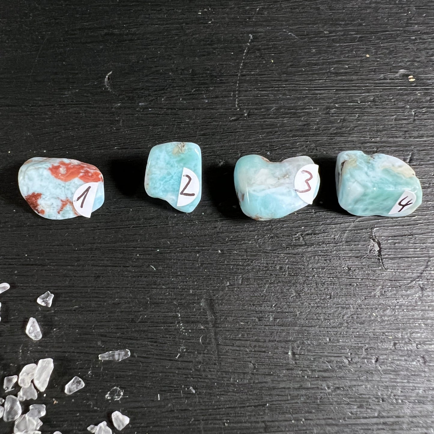 Vier Larimar Steine | sanftes Türkis und Weiß | Draufsicht | Happy Minerals