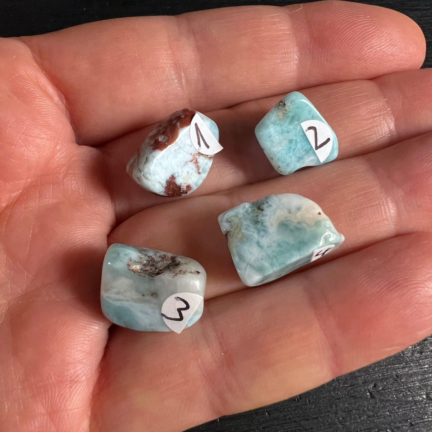 Vier Larimar Trommelsteine in der Hand | Größenvergleich | dominikanische Kristalle | Happy Minerals
