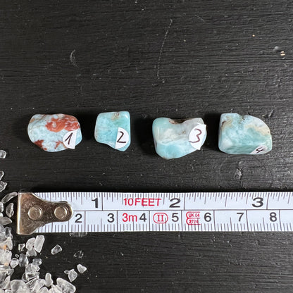 Larimar Trommelsteine mit Maßband | Größenvergleich | zarte Blautöne | dominikanischer Edelstein | Happy Minerals