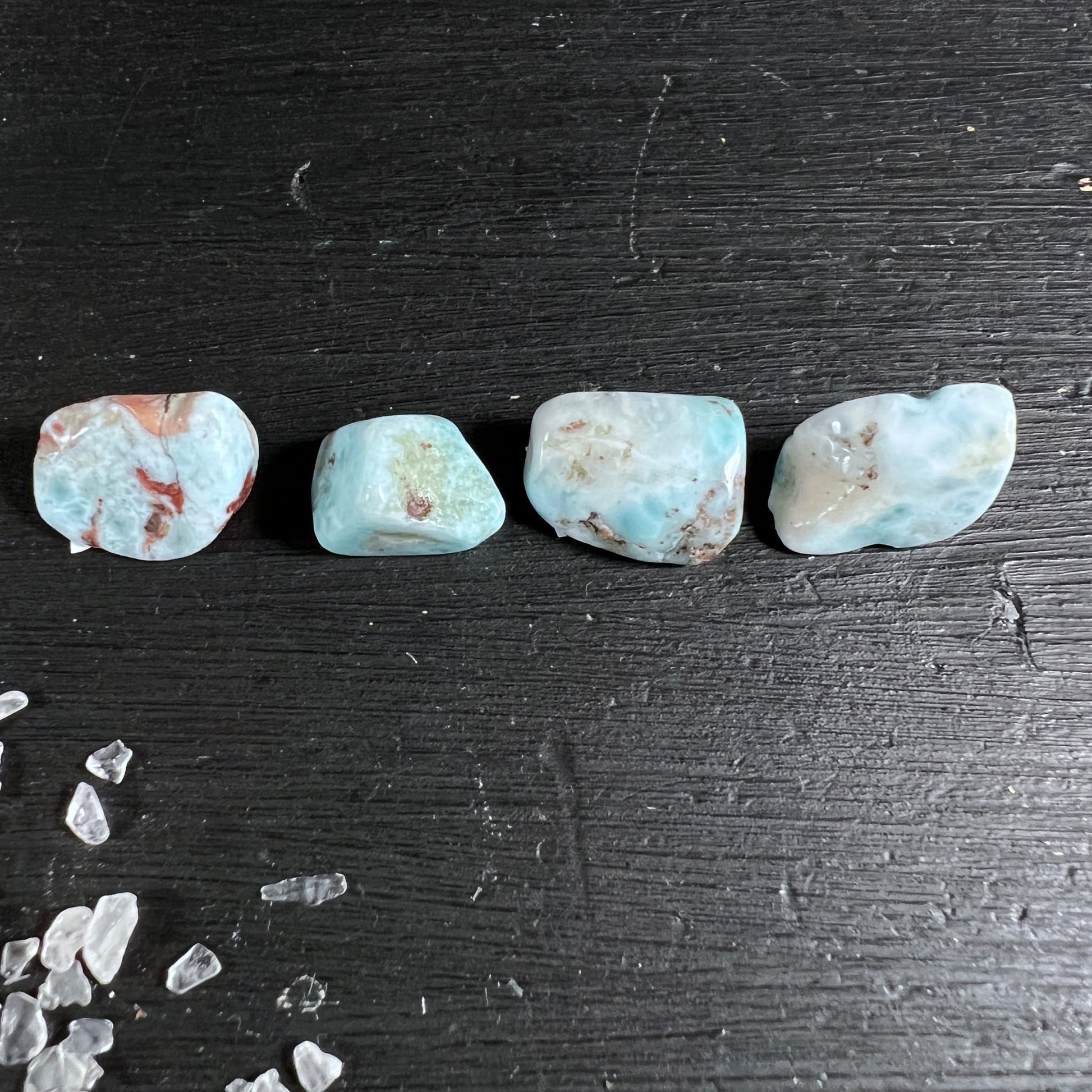 Larimar Trommelsteine Nahaufnahme | wolkige Musterung | changierendes Blau | Happy Minerals