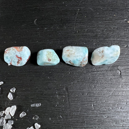 Larimar Trommelsteine Nahaufnahme | wolkige Musterung | changierendes Blau | Happy Minerals