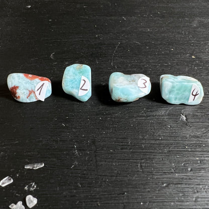 Vier kleine Larimar Trommelsteine | nummeriert 1 bis 4 | türkis-weiße Maserung | Happy Minerals
