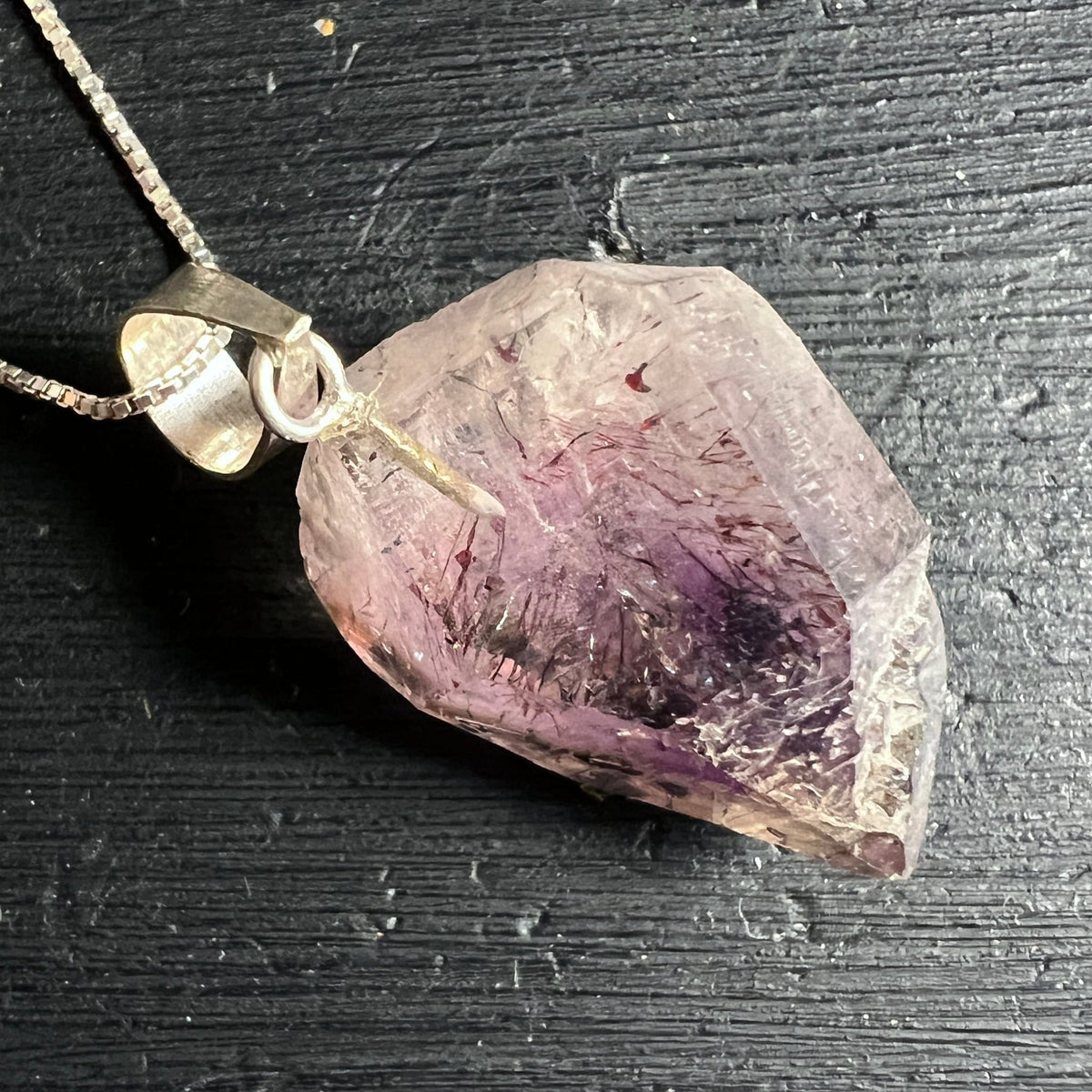 Rohkristall Anhaenger rosa bis violett mit dunklen Nadeleinschluessen, facettierte Kristallform, Silber Oese | Happy Minerals
