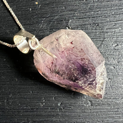 Rohkristall Anhaenger rosa bis violett mit dunklen Nadeleinschluessen, facettierte Kristallform, Silber Oese | Happy Minerals