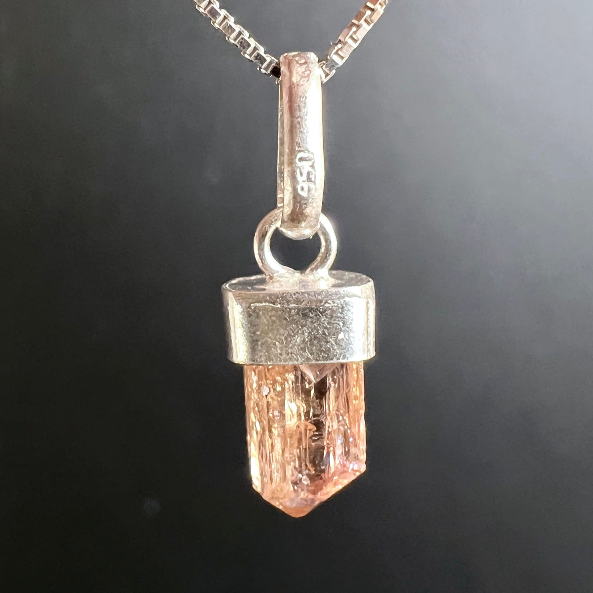 {  "altText": "Imperial Topas Anhaenger, pfirsich-rosa Rohkristall mit vertikalen Streifen, sechseckige Stabform, Silberfassung 925 | Happy Minerals",  "filename": "imperial-topas-anhaenger-pfirsich-rosa-rohkristall-sechseckig-happy-min
