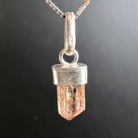 {  "altText": "Imperial Topas Anhaenger, pfirsich-rosa Rohkristall mit vertikalen Streifen, sechseckige Stabform, Silberfassung 925 | Happy Minerals",  "filename": "imperial-topas-anhaenger-pfirsich-rosa-rohkristall-sechseckig-happy-min