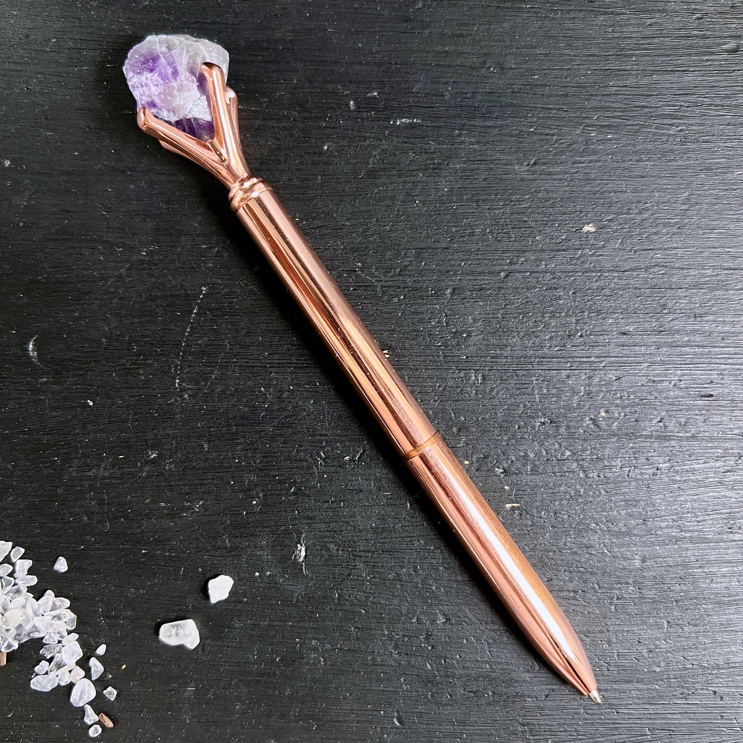 Roségoldener | Kugelschreiber | mit | violettem | Amethyst-Rohstein | freigestellt | Happy Minerals