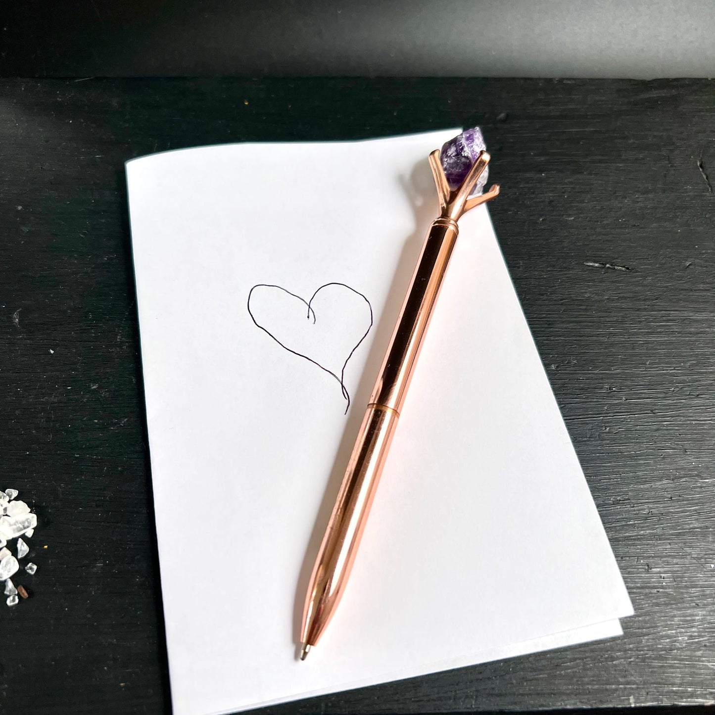 Roségoldener | Kugelschreiber | mit | Amethyst-Rohstein | auf | Notizbuch | mit | Herz | Happy Minerals