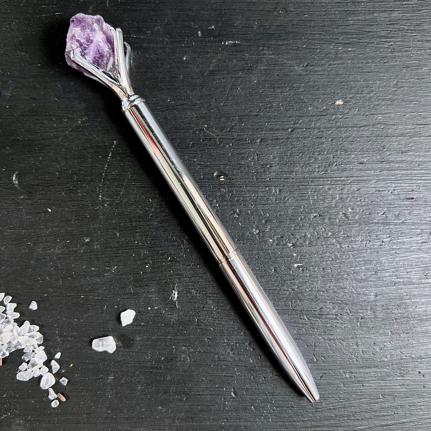 Silberner | Kugelschreiber | mit | violettem | Amethyst-Rohstein | freigestellt | Happy Minerals