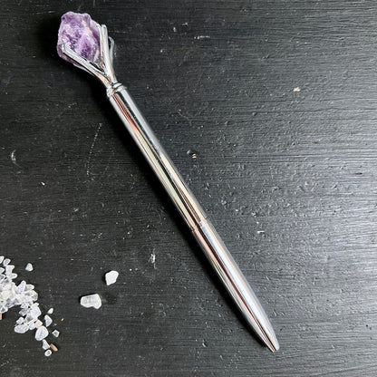 Silberner | Kugelschreiber | mit | violettem | Amethyst-Rohstein | freigestellt | Happy Minerals