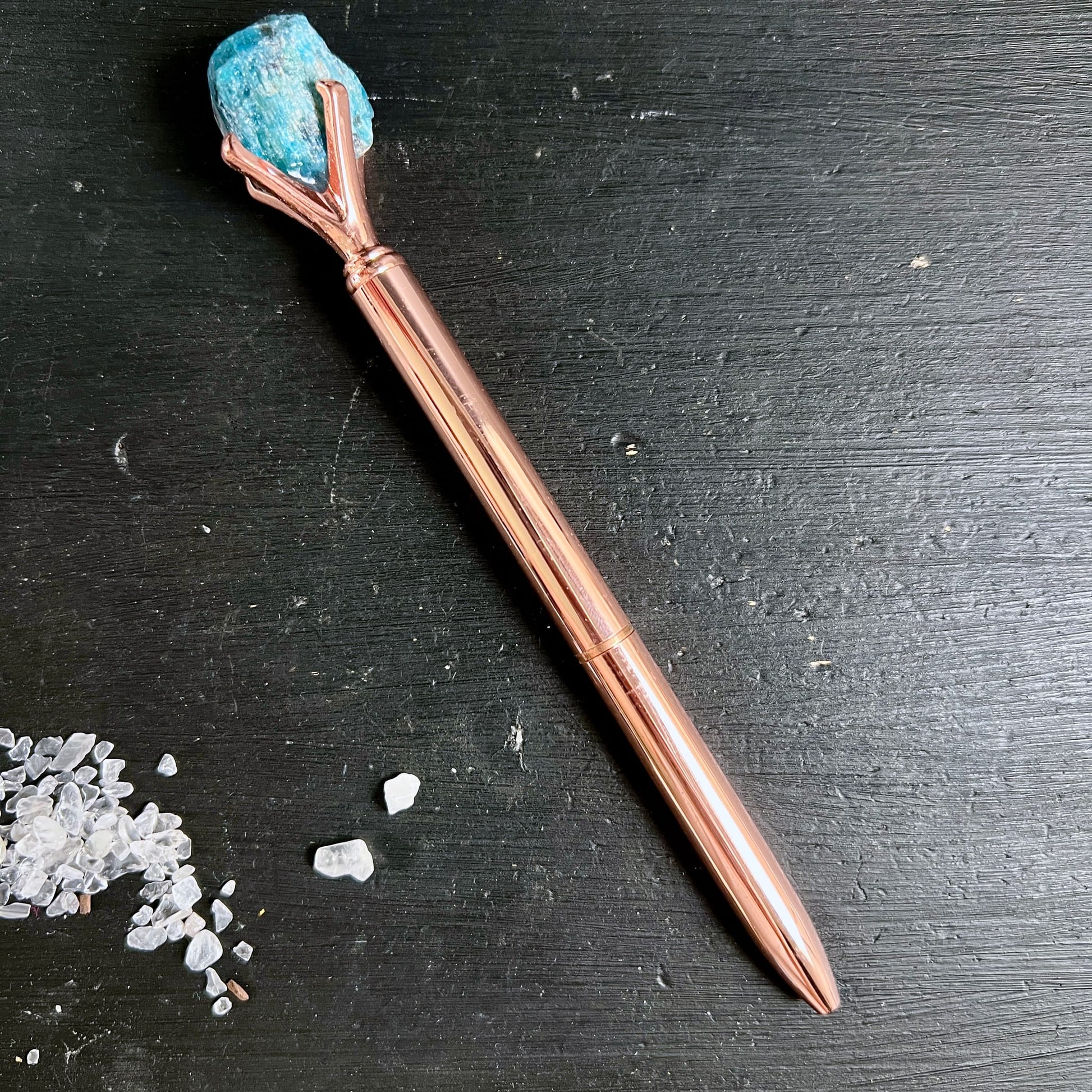 Roségoldener | Kugelschreiber | mit | blauem | Apatit-Rohstein | freigestellt | Happy Minerals