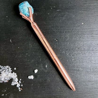 Roségoldener | Kugelschreiber | mit | blauem | Apatit-Rohstein | freigestellt | Happy Minerals